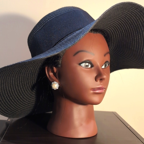 Simple Pearl Earstuds - Picture 6 of 11